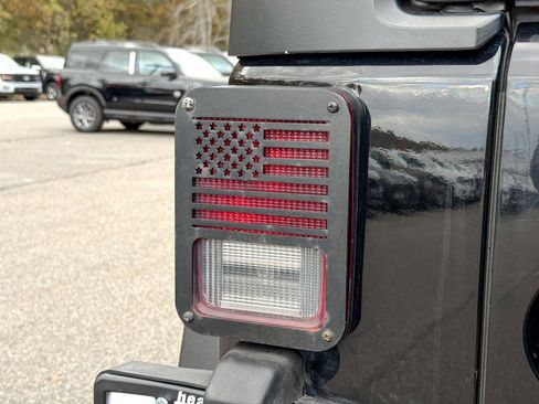 Used 2018 Jeep Wrangler Unlimited Rubicon w/ Connectivity Group image 16