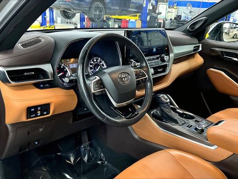 Used 2022 Toyota Highlander Platinum AWD/4WD image 18