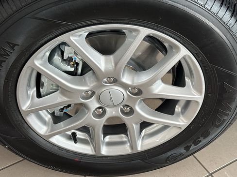 New 2027 Chrysler Pacifica Select FWD image 8