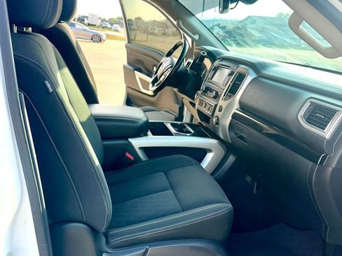 Used 2019 Nissan Titan SV w/ SV Convenience Package RWD image 13