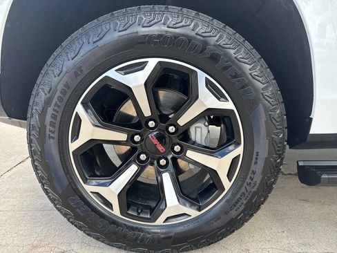 Certified 2025 GMC Yukon XL AT4 w/ AT4 Premium Package AWD/4WD image 11