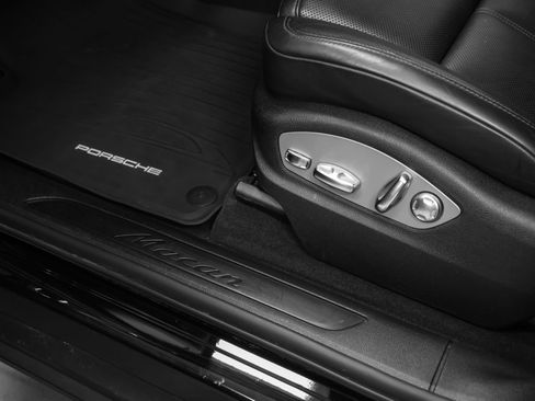 Certified 2021 Porsche Macan AWD/4WD image 24