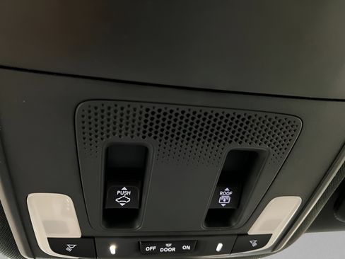 Used 2025 Honda Pilot TrailSport image 27