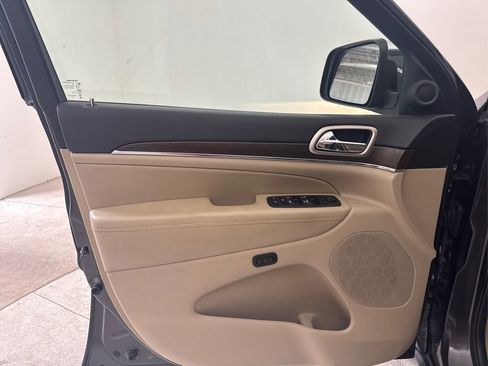 Used 2017 Jeep Grand Cherokee Limited image 28