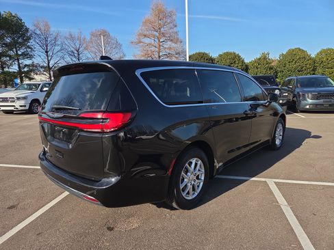 Certified 2023 Chrysler Pacifica Touring-L image 5