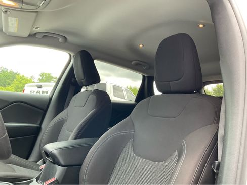 Used 2019 Jeep Cherokee Latitude w/ Popular Appearance Group FWD image 22