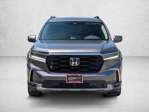 Used 2025 Honda Pilot Touring image 2