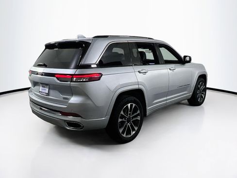 Used 2022 Jeep Grand Cherokee Overland w/ Luxury Tech Group IV AWD/4WD image 5