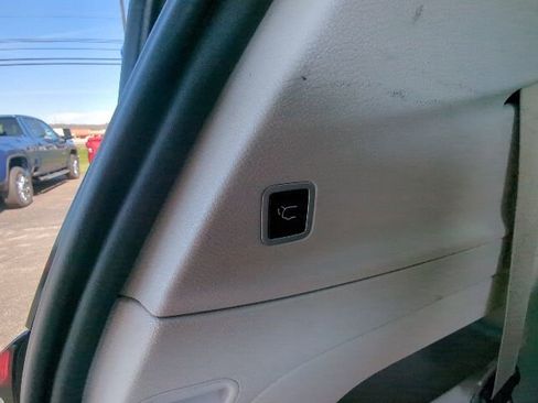 Used 2024 Chrysler Pacifica Touring-L image 12