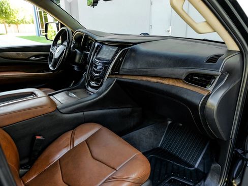 Used 2018 Cadillac Escalade Premium Luxury RWD image 11