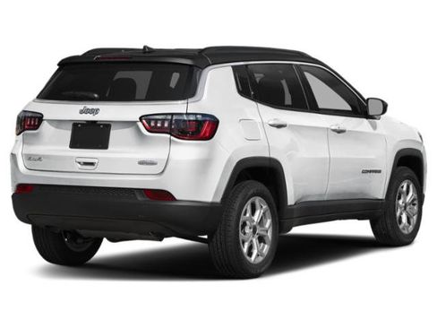 Used 2025 Jeep Compass Latitude AWD/4WD image 2