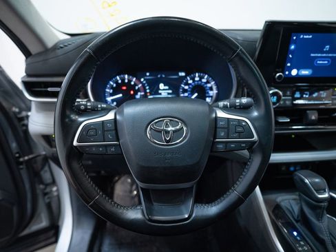 Used 2023 Toyota Highlander XLE AWD/4WD image 16
