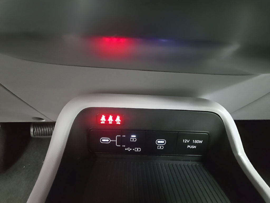 Certified 2025 Hyundai Kona SEL FWD image 35