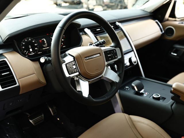 Used 2025 Land Rover Discovery Metropolitan Edition AWD/4WD image 19