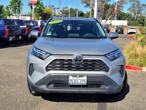 Used 2022 Toyota RAV4 XLE w/ Convenience Package FWD image 2