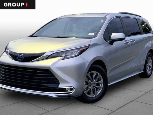 Used 2023 Toyota Sienna XLE FWD image 1