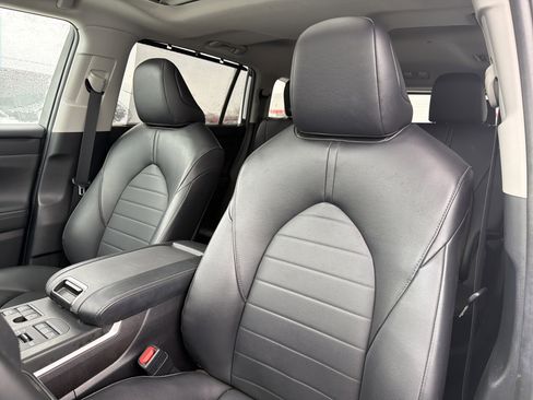 Used 2023 Toyota Highlander XLE image 10