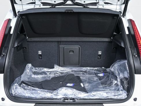 New 2026 Volvo XC40 B5 Plus w/ Protection Package Premier AWD/4WD image 29