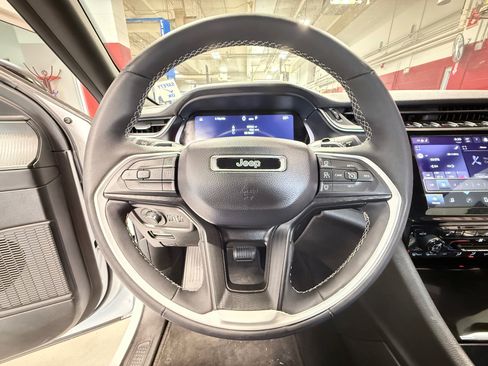 Used 2023 Jeep Grand Cherokee Altitude AWD/4WD image 23