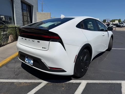 Used 2024 Toyota Prius LE FWD image 7