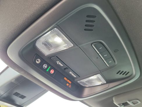 Used 2023 Chevrolet Traverse LT FWD image 30