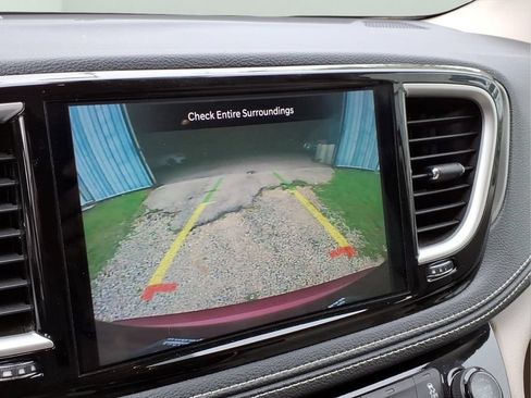 Used 2021 Chrysler Pacifica Touring-L FWD image 10