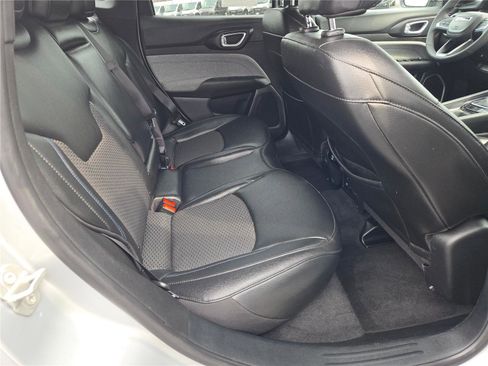 Used 2024 Jeep Compass Latitude image 12