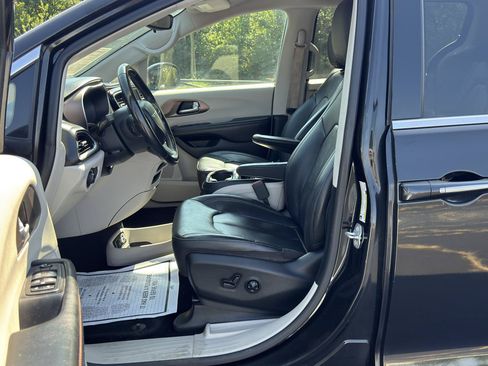 Used 2018 Chrysler Pacifica Touring-L FWD image 12