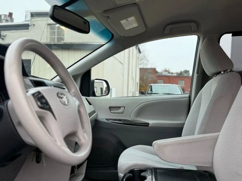 Used 2012 Toyota Sienna LE image 18