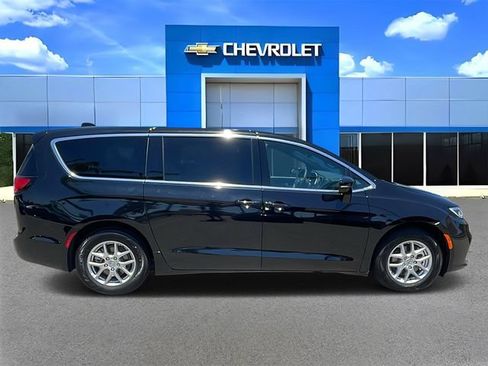 Used 2025 Chrysler Pacifica Select FWD image 2