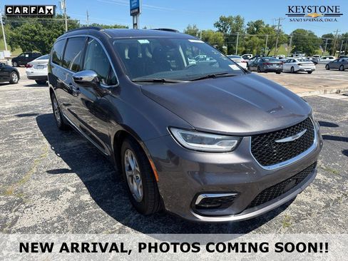 Used 2023 Chrysler Pacifica Limited FWD image 1