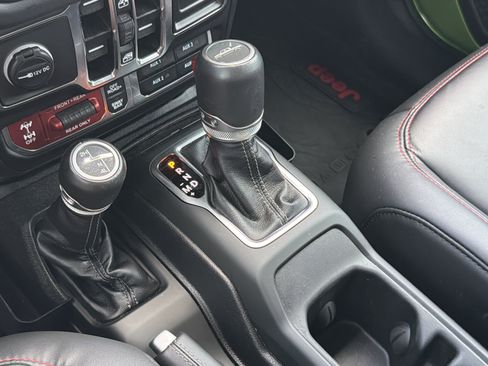 Used 2025 Jeep Gladiator Rubicon w/ Convenience Group AWD/4WD image 26