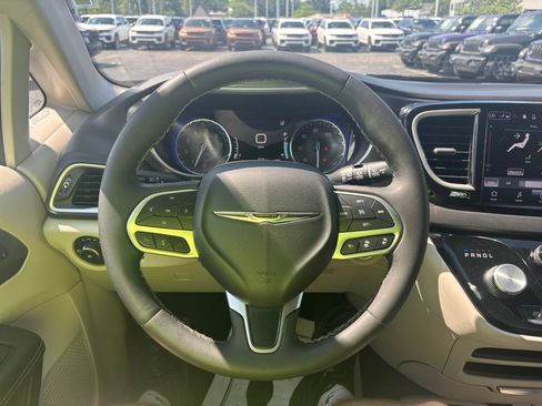 Used 2024 Chrysler Pacifica Touring-L FWD image 15