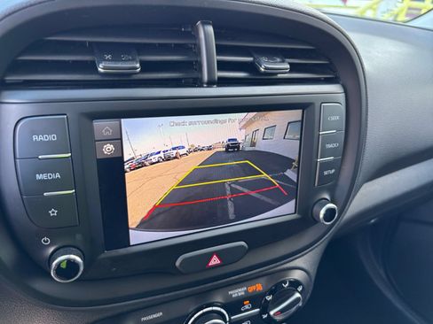 Used 2025 Kia Soul LX w/ LX Technology Package FWD image 22