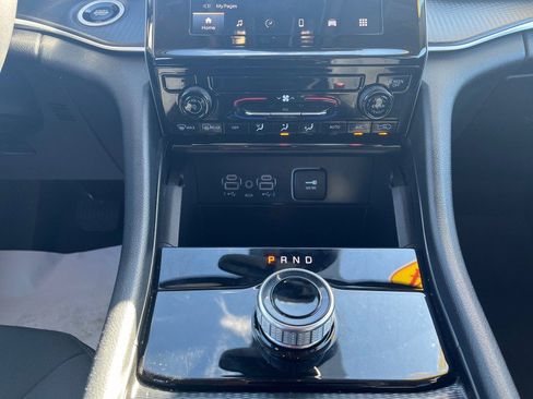 Used 2024 Jeep Grand Cherokee Laredo image 17