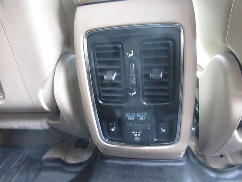 Used 2018 Jeep Grand Cherokee Overland AWD/4WD image 12