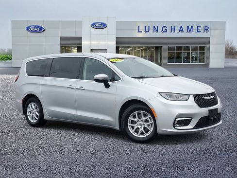 Used 2023 Chrysler Pacifica Touring-L FWD image 1