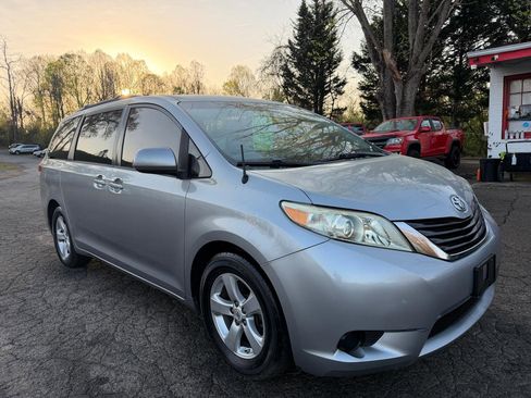 Used 2012 Toyota Sienna LE image 3