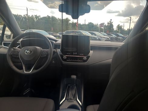 Certified 2025 Toyota Corolla SE w/ SE Package FWD image 18
