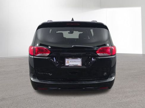 Used 2018 Chrysler Pacifica Touring-L Plus w/ Advanced Safetytec Group FWD image 16