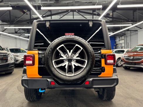 Used 2024 Jeep Wrangler Unlimited w/ Convenience Group AWD/4WD image 5