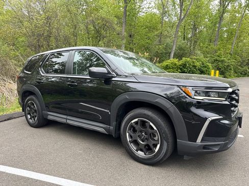 Used 2023 Honda Pilot LX image 2