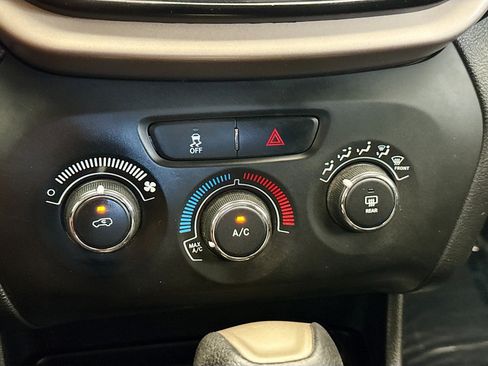 Used 2017 Jeep Cherokee Sport image 10