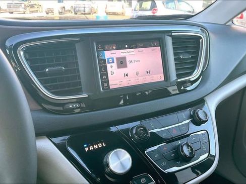 Used 2024 Chrysler Voyager LX image 7