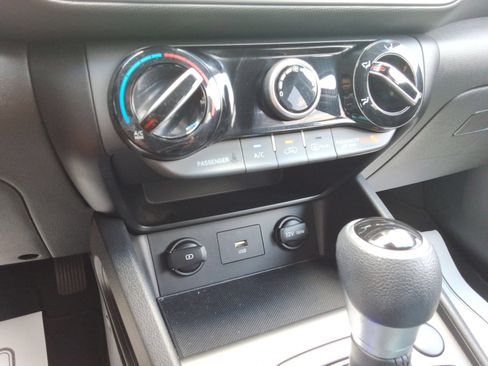 Used 2022 Hyundai Kona SEL AWD/4WD image 17