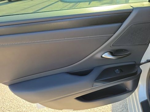 Used 2023 Lexus ES 300h w/ Luxury Package image 15