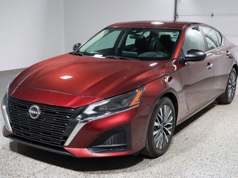 Used 2024 Nissan Altima 2.5 SV FWD image 29