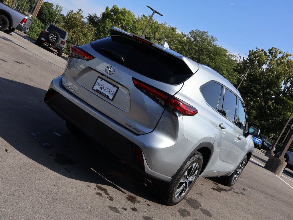 Used 2020 Toyota Highlander XLE AWD/4WD image 7