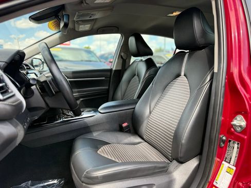 Used 2018 Toyota Camry SE w/ Convenience Package image 13