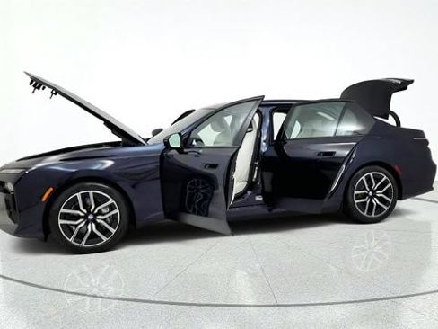 Used 2025 BMW i7 xDrive60 AWD/4WD image 15